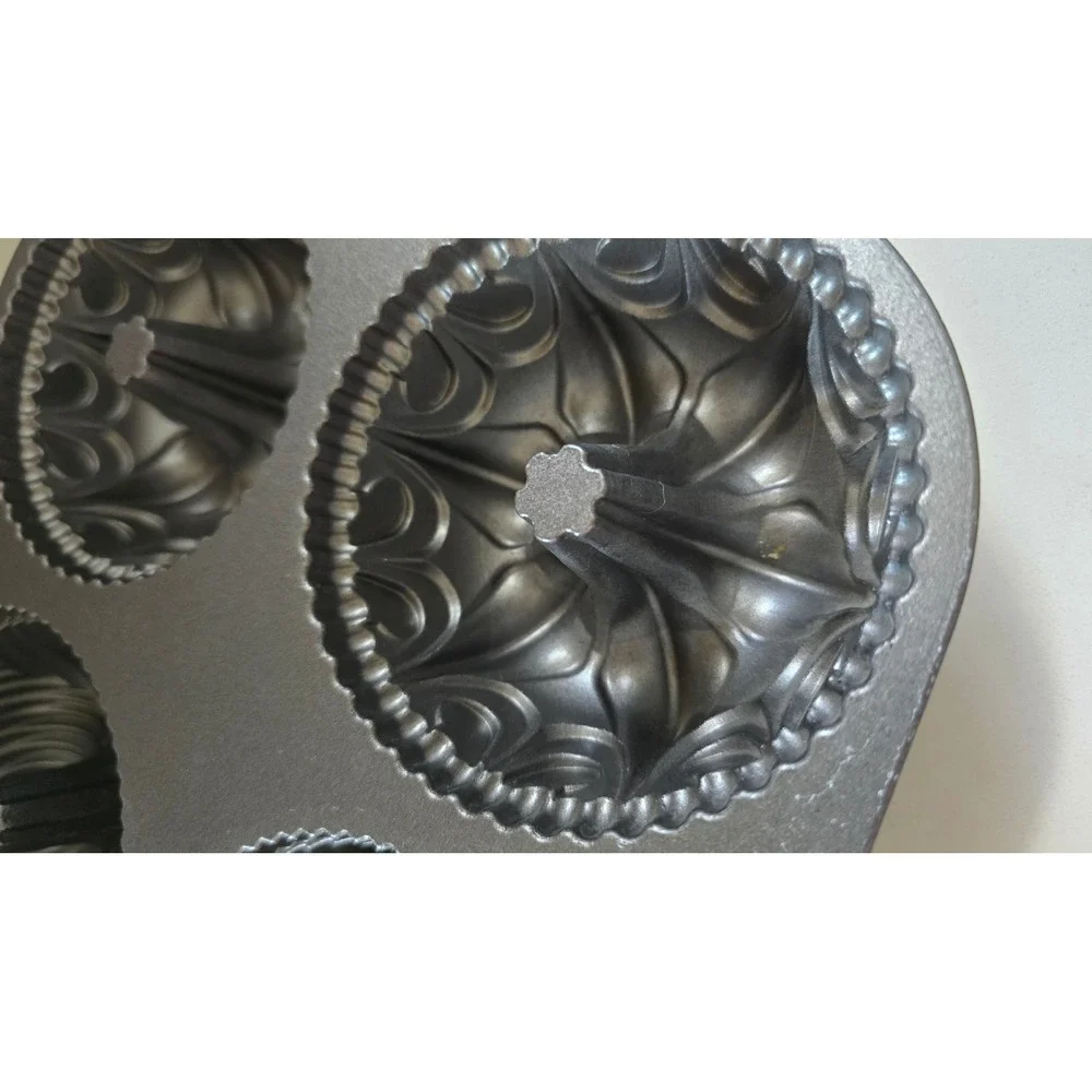 Nordic Ware Autumn Treats Pan 6 Cavity Cast Aluminum Nonstick Fall Cake Pan